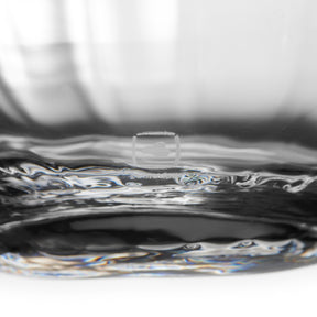 Wassertropfen auf klarer Glaskugel in Makroaufnahme