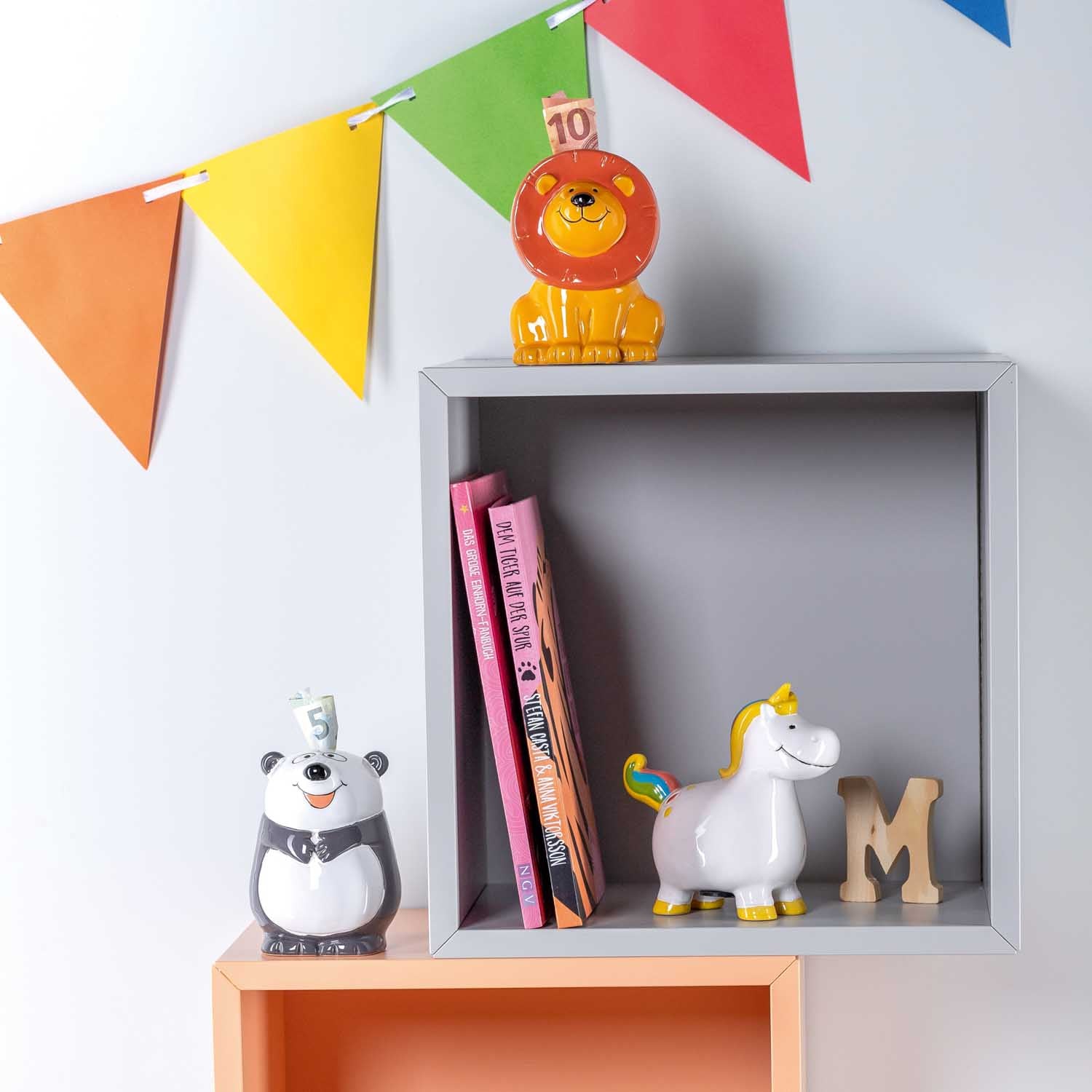 Spardose BAMBINI Einhorn in Kinderzimmer mit Bunting und Spielzeugen