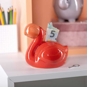 Rote Keramik-Spardose BAMBINI Flamingo auf Schreibtisch mit Stiften und Kalenderblock