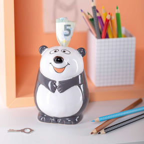Spardose BAMBINI Panda auf Schreibtisch mit Stiften und Bleistiften