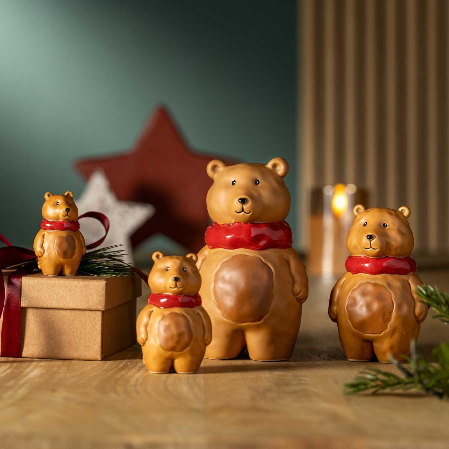 Keramik Bären in Braun mit roten Schleifen, Weihnachtsdekoration auf Holztisch