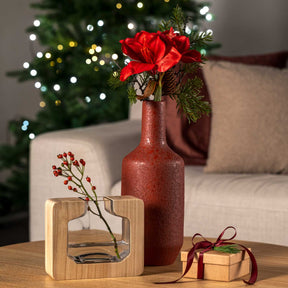Holzvase AUTENTICO mit roter Blume in weihnachtlicher Wohnzimmerumgebung