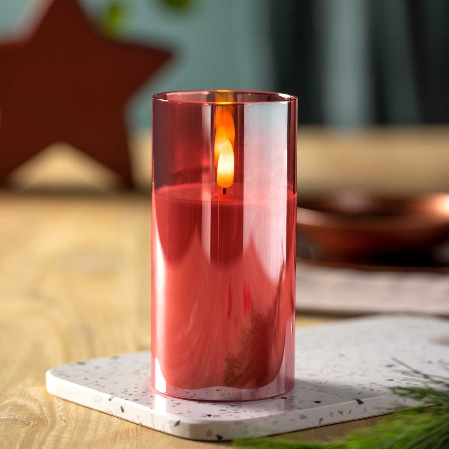 LED Kerze rot auf Untersetzer in Wohnraum-Dekoration mit Weihnachtsstern