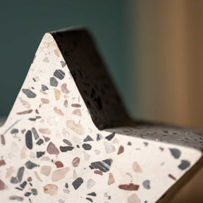 Dekostern AUTENTICO mit Terrazzo-Oberfläche in Weiß, Grau und Beigetönen, Detail der Oberflächenstruktur