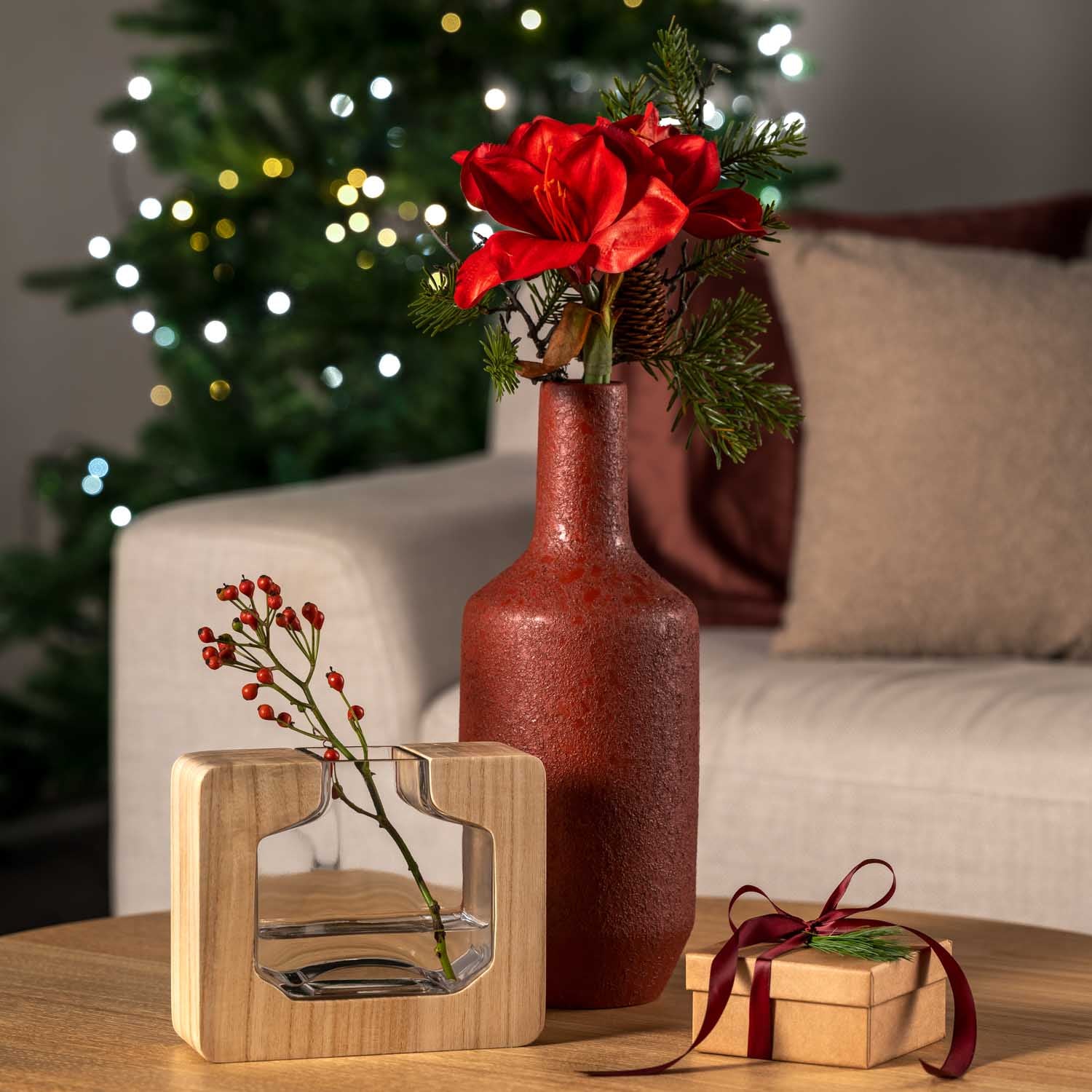 Rote Amaryllis in Vase mit Weihnachtsdeko und Geschenk