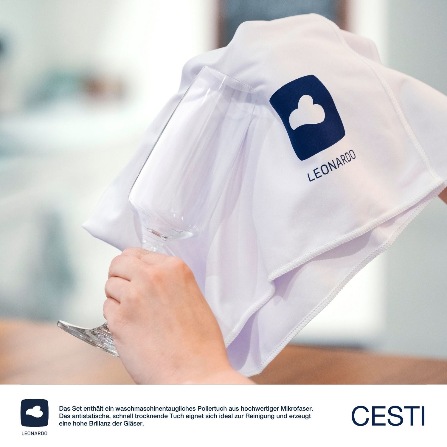 Hand hält Sektglas CESTI mit Poliertuch und Markenlogo