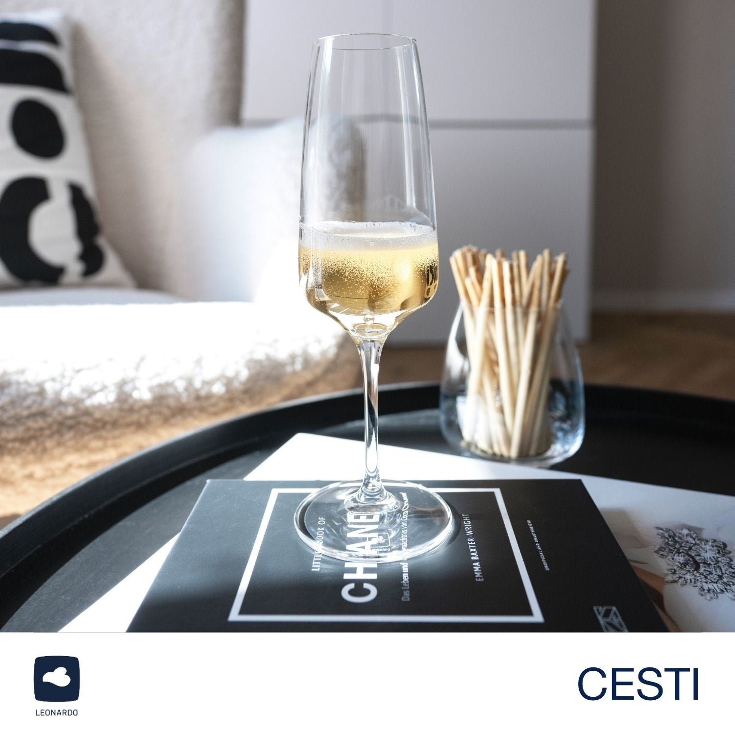 Sektglas CESTI mit Champagner auf Tablett, daneben Streichhölzer