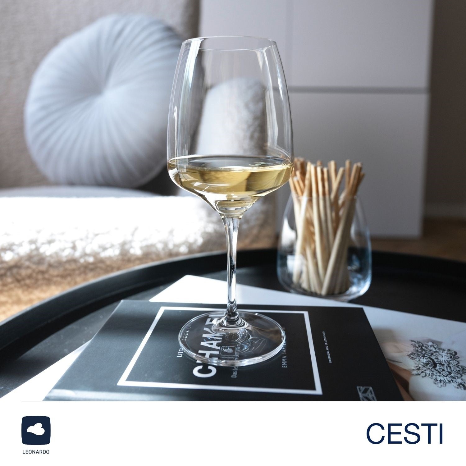 Weißweinglas CESTI mit Weißwein auf Tablett im Wohnraum