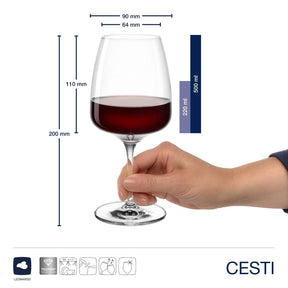 Rotweinglas CESTI mit Rotwein gefüllt, in Hand gehalten, Massangaben zum Rotweinglas CESTI 500 ml