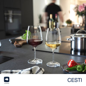 Rotweinglas CESTI mit Rotwein und Weisswein auf gedecktem Küchentisch