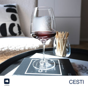 Rotweinglas CESTI mit Rotwein auf Tablett in Wohnraum