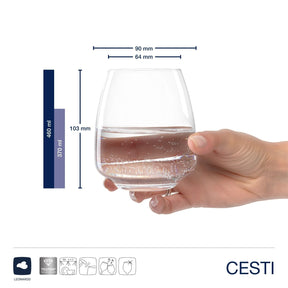 Hand haelt Trinkglas CESTI mit Wasser, Massangaben daneben