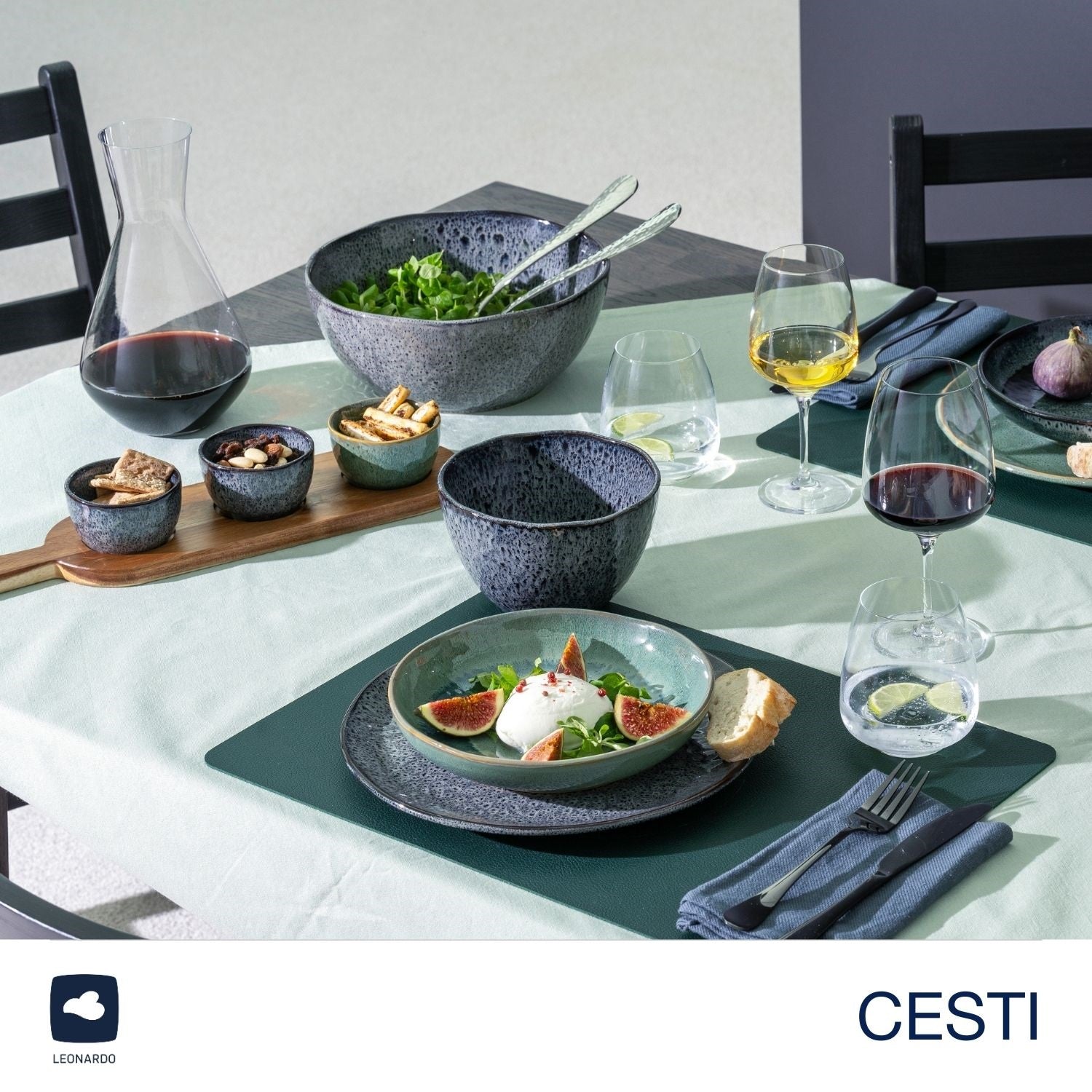 Gedeckter Tisch mit Trinkgläsern CESTI und Speisen