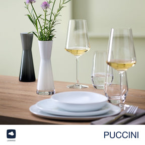 Weißweingläser PUCCINI auf gedecktem Tisch mit Blumenvase