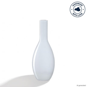 Weiße Vase BEAUTY vor neutralem Hintergrund mit Schatten