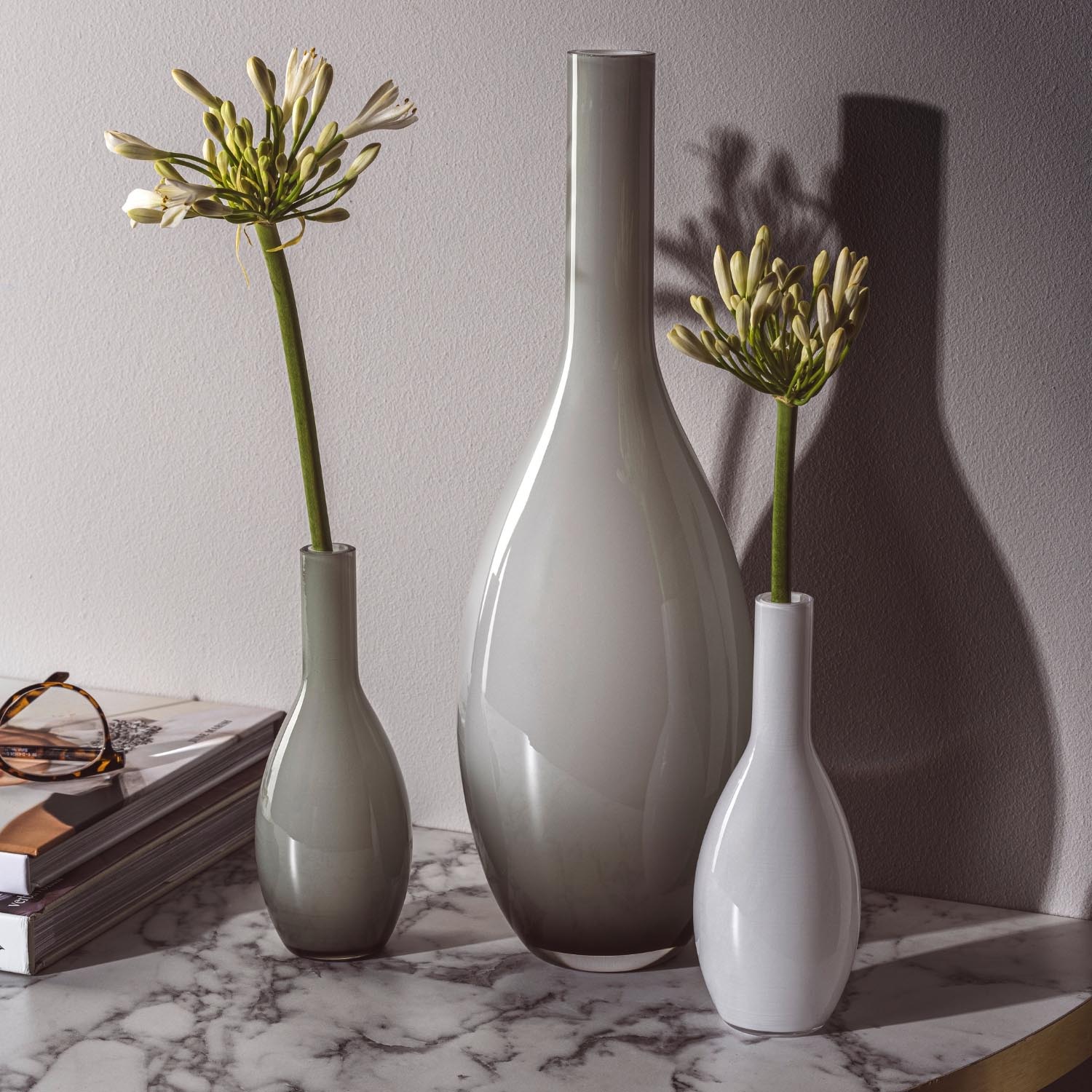 Vase BEAUTY 18 cm weiß mit Blüten auf Marmortisch neben größerer Vase
