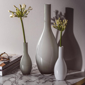 Vase BEAUTY 18 cm weiß mit Blüten auf Marmortisch neben größerer Vase