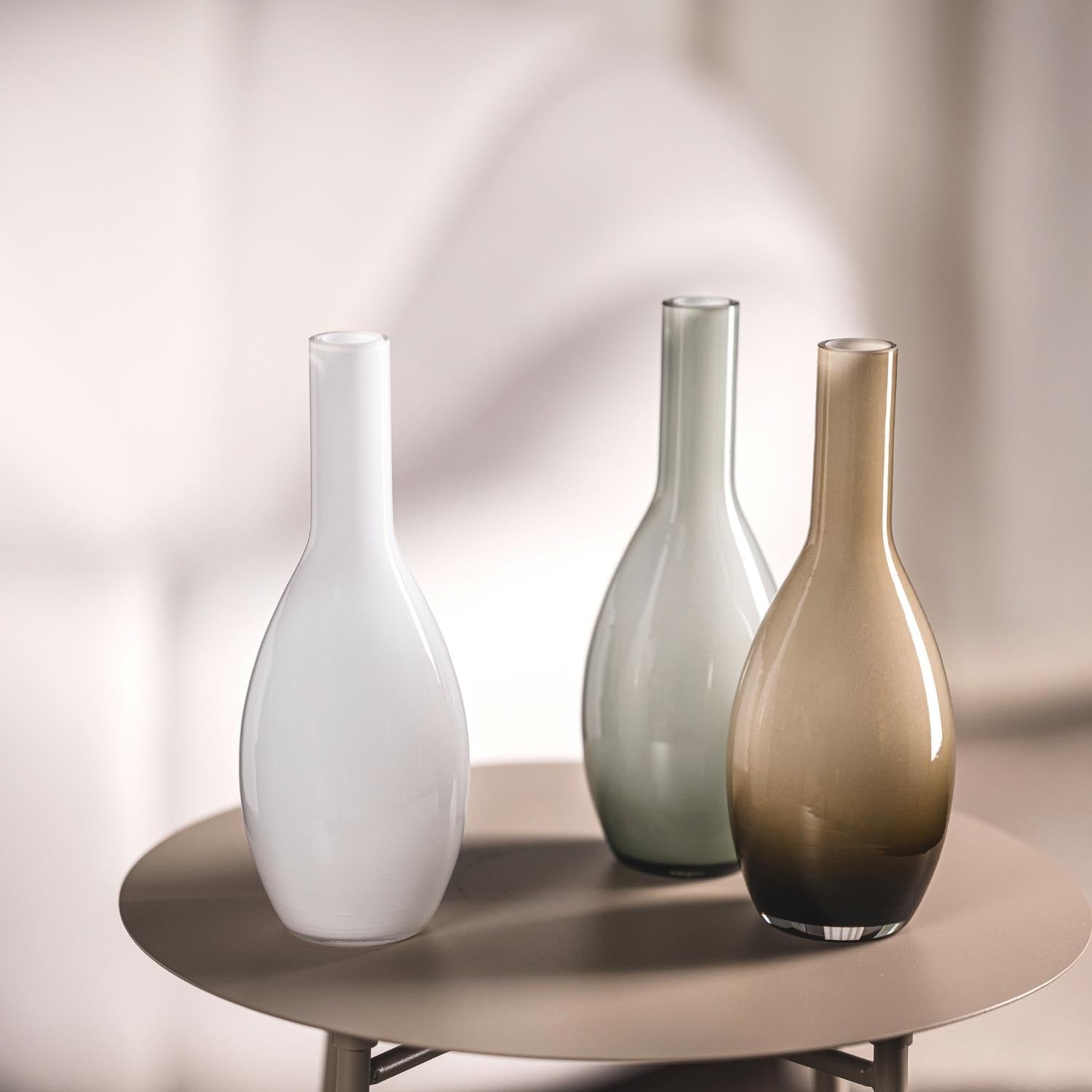 Vase BEAUTY in Weiß mit zwei weiteren Vasen auf rundem Tisch