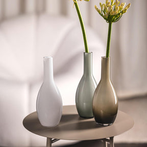 Vase BEAUTY weiß auf Tisch mit Blumen in Vasen-Set, Wohnraum mit Sonnenlicht