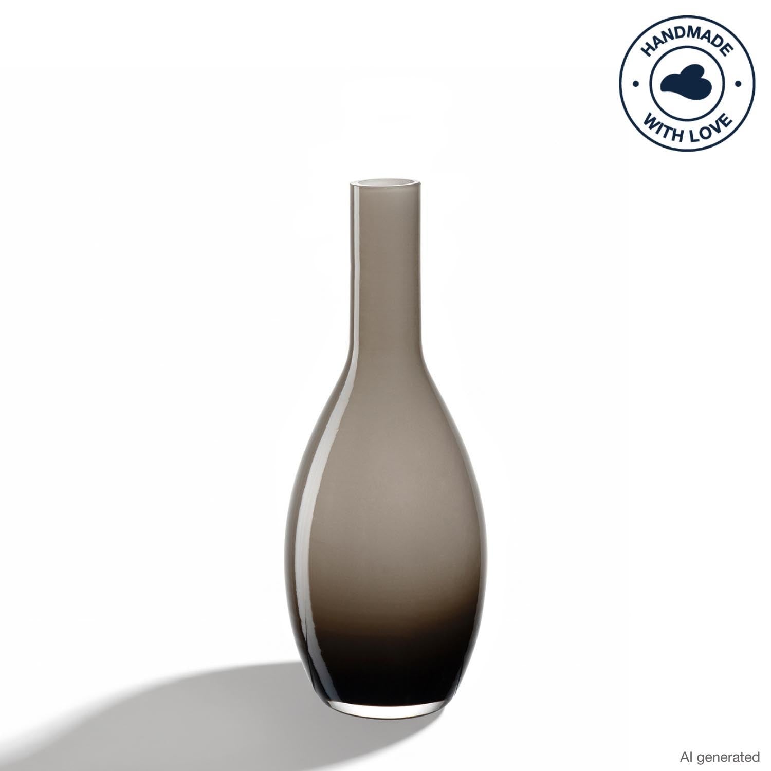Vase BEAUTY 18 cm braun, Farbverlauf von braun zu dunkelbraun, auf grauer Oberfläche