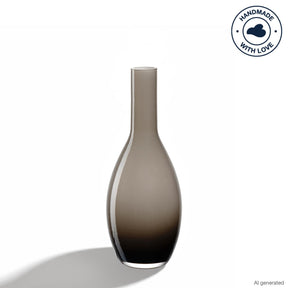 Vase BEAUTY 18 cm braun, Farbverlauf von braun zu dunkelbraun, auf grauer Oberfläche