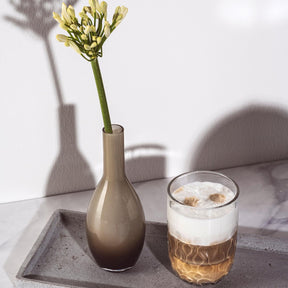 Vase BEAUTY 18 cm braun mit Blüten, Glas mit Getränk und Schatten auf Tablett