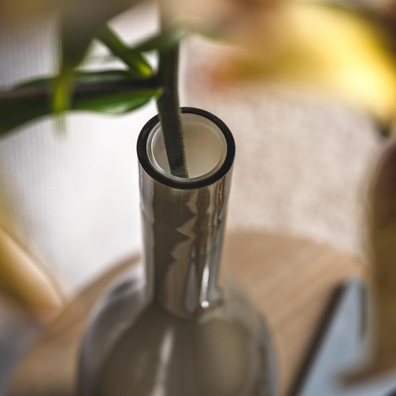 Vase BEAUTY mit grünem Stiel und schwarzem Ring, Detailaufnahme Halsöffnung