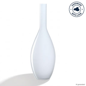 Weiße Vase BEAUTY mit birnenförmiger Silhouette vor weißem Hintergrund