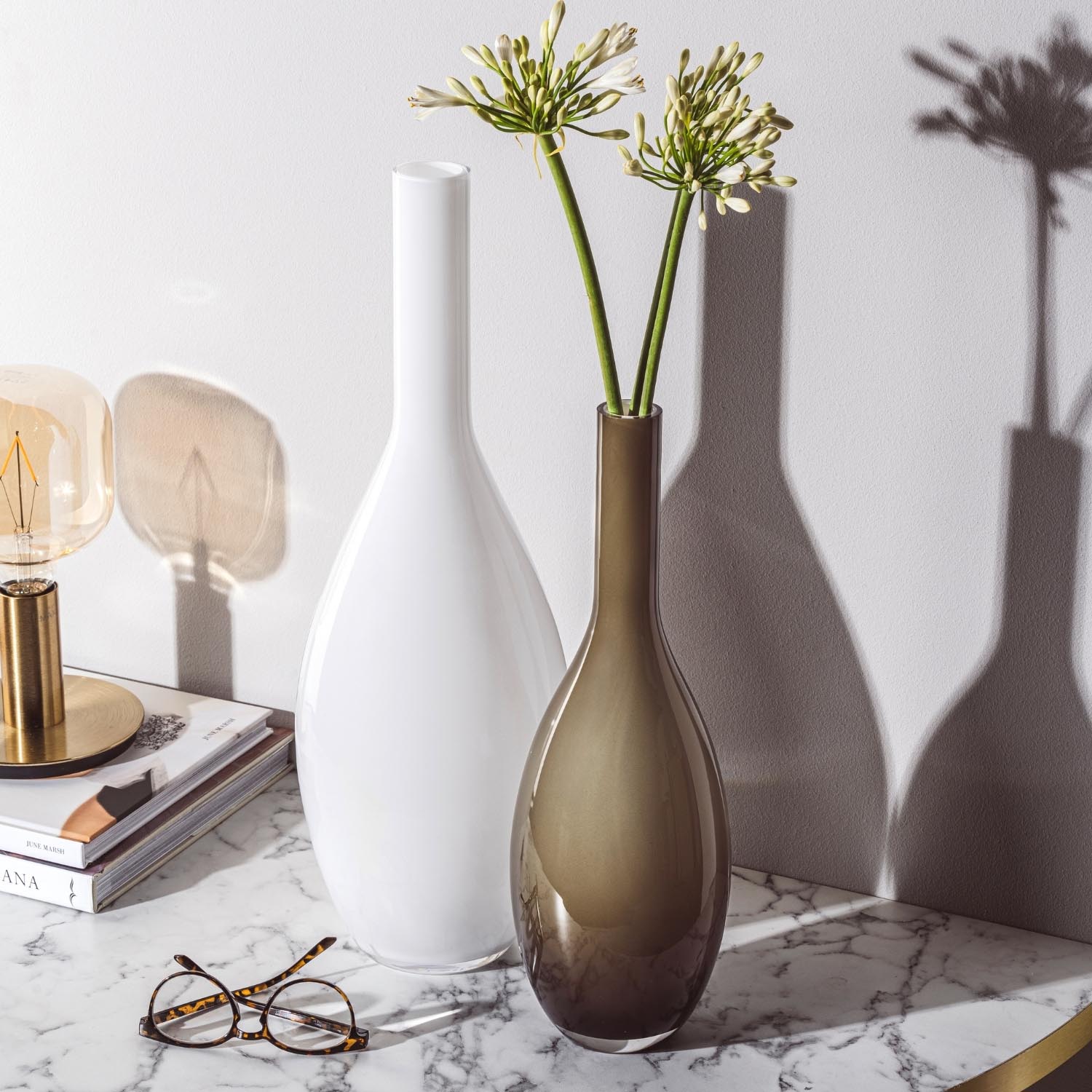Vase BEAUTY weiß mit Blüten in Dekosetting auf Marmortisch