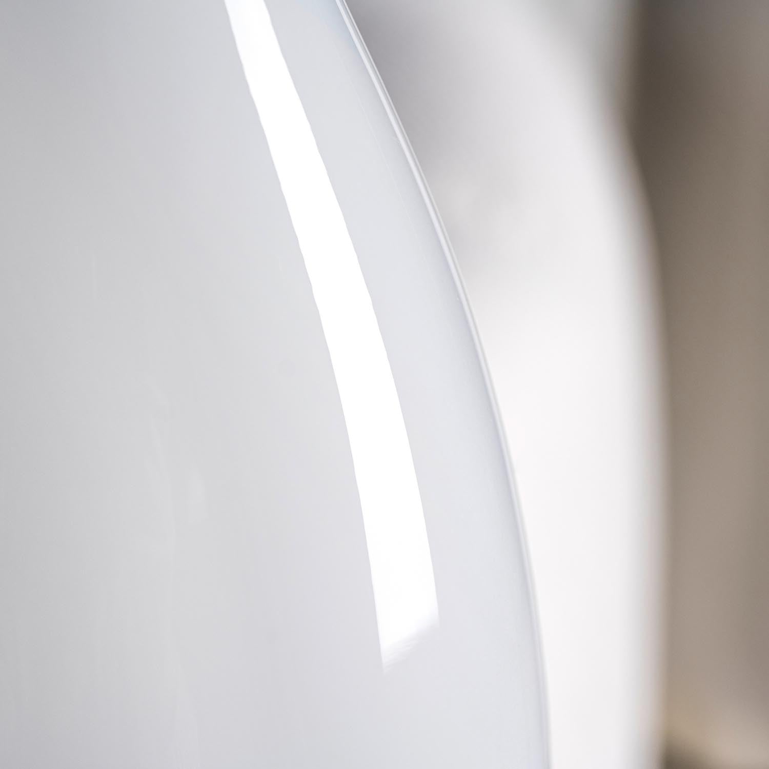 Weiße Vase BEAUTY, Detailansicht der geschwungenen Oberfläche