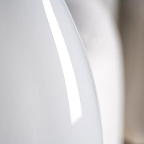 Weiße Vase BEAUTY, Detailansicht der geschwungenen Oberfläche