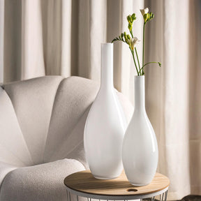 Vase BEAUTY weiß mit Blumen auf Beistelltisch neben Sessel