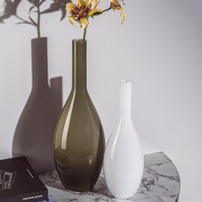 Vase BEAUTY 50 cm braun mit getrockneter Blume, daneben weiße Vase und Marmortisch
