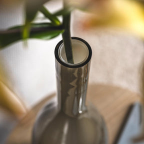 Vase BEAUTY mit grünem Grashalm, Nahaufnahme Öffnung, unscharfer Hintergrund