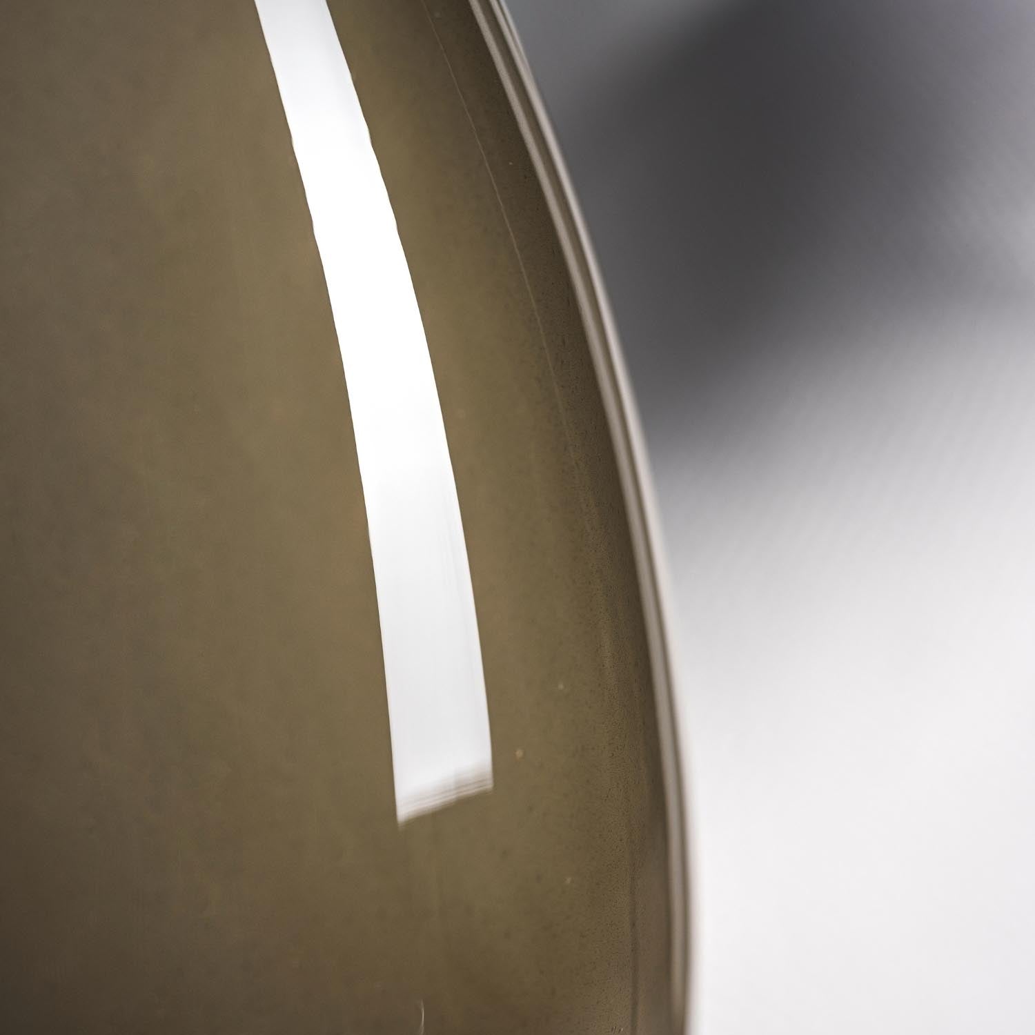 Vase BEAUTY 50 cm braun, Detailaufnahme der gewölbten Oberfläche mit weißem Streifen
