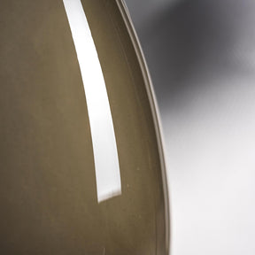 Vase BEAUTY 50 cm braun, Detailaufnahme der gewölbten Oberfläche mit weißem Streifen