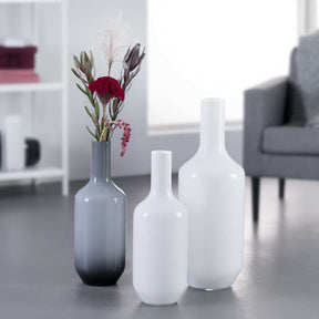 Vase MILANO 50 cm grau mit Blumen in Wohnzimmer-Setting