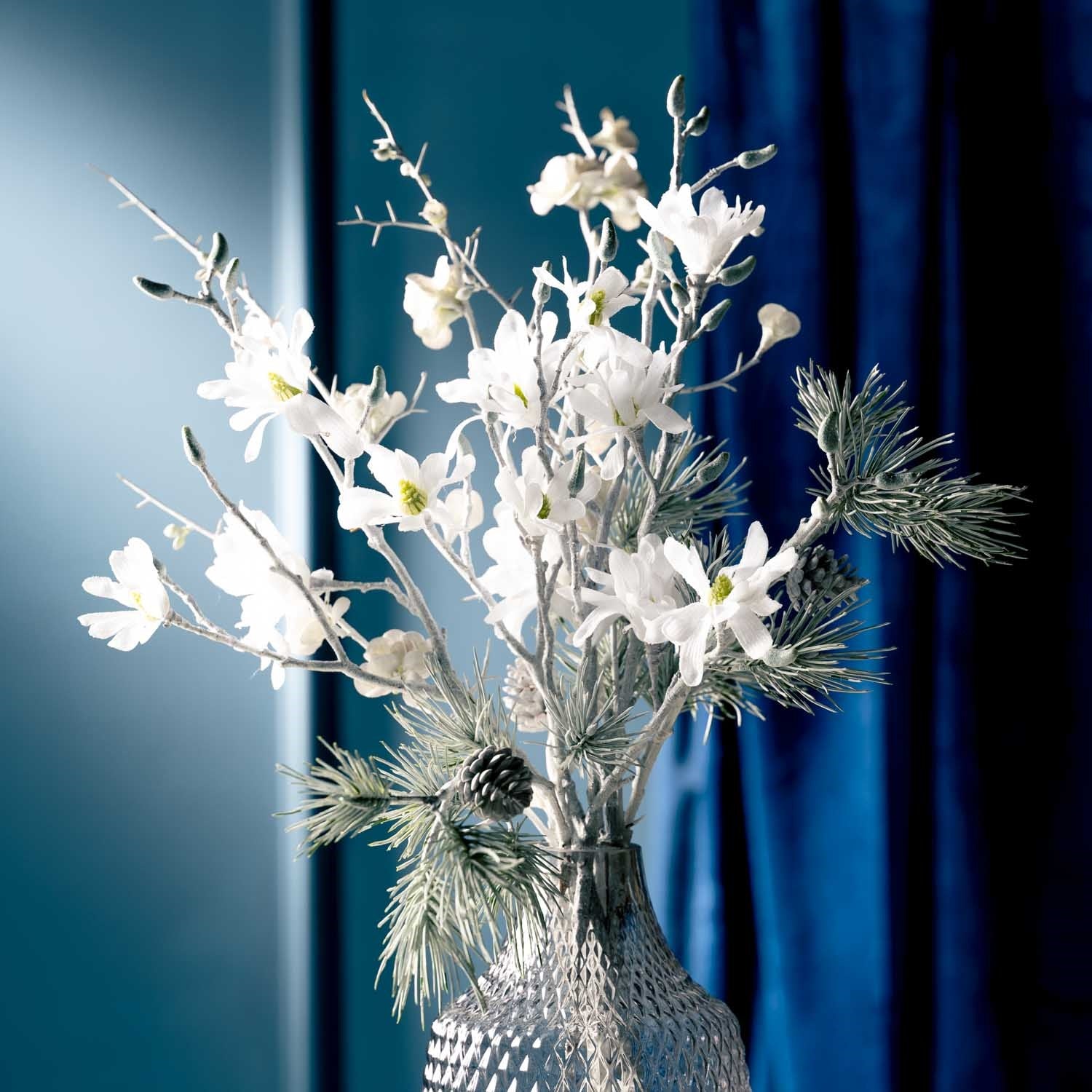Weiße Magnolie 85cm PALAZZO in Vase vor blauem Hintergrund