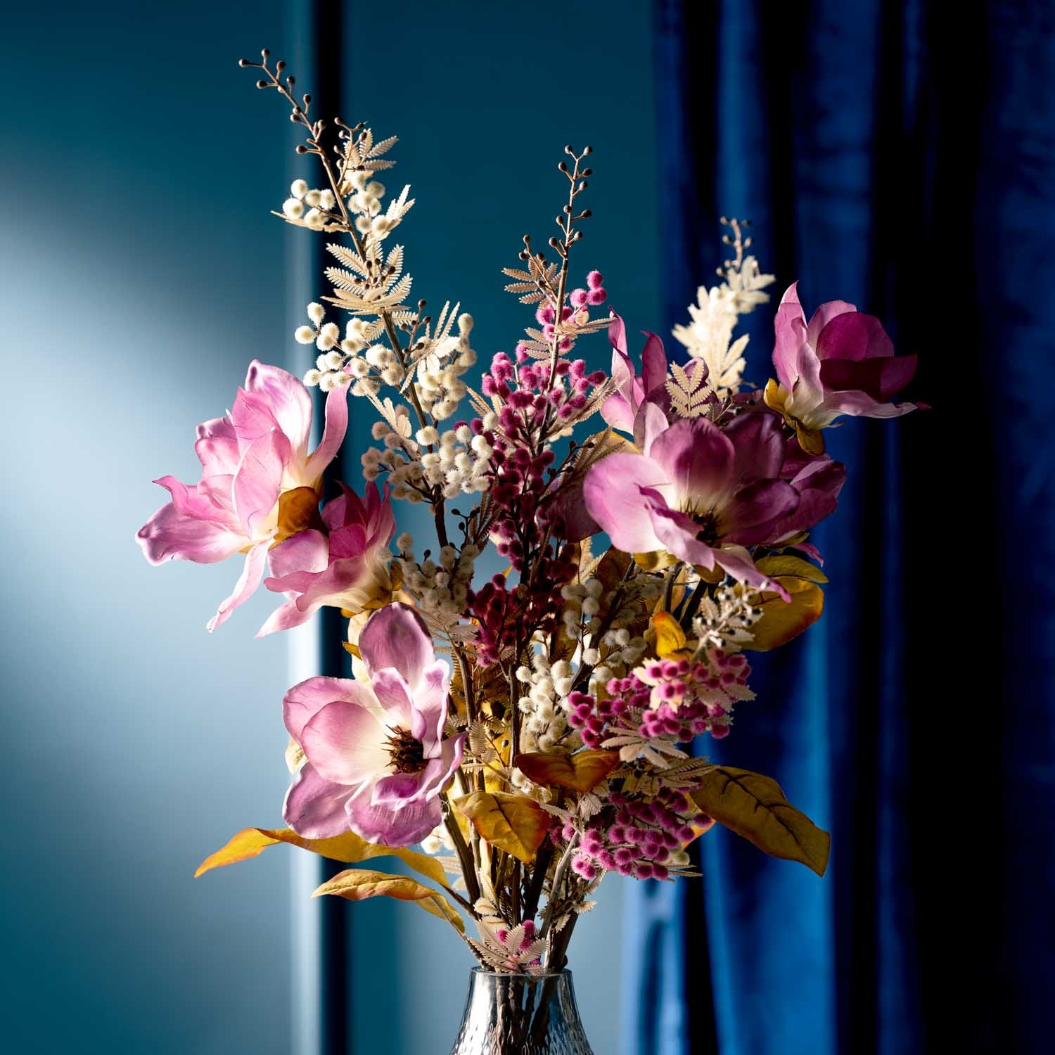 Mimose PALAZZO 70 cm viola in Glasvase mit rosa und weißen Blüten