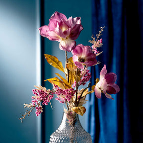 Mimose PALAZZO 70 cm viola in Vase mit Blüten vor blauem Hintergrund