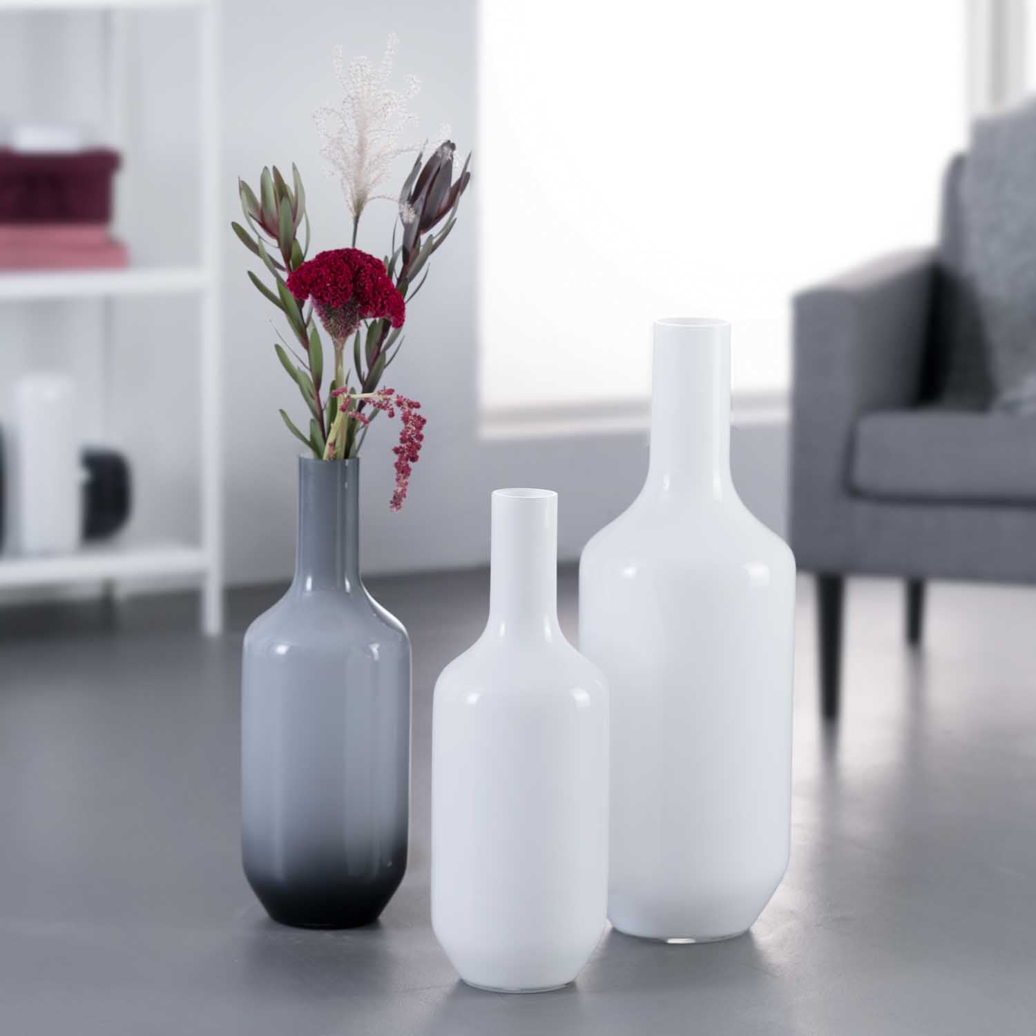 Vase MILANO 50 cm weiß mit Blumenarrangement in modernem Wohnzimmer