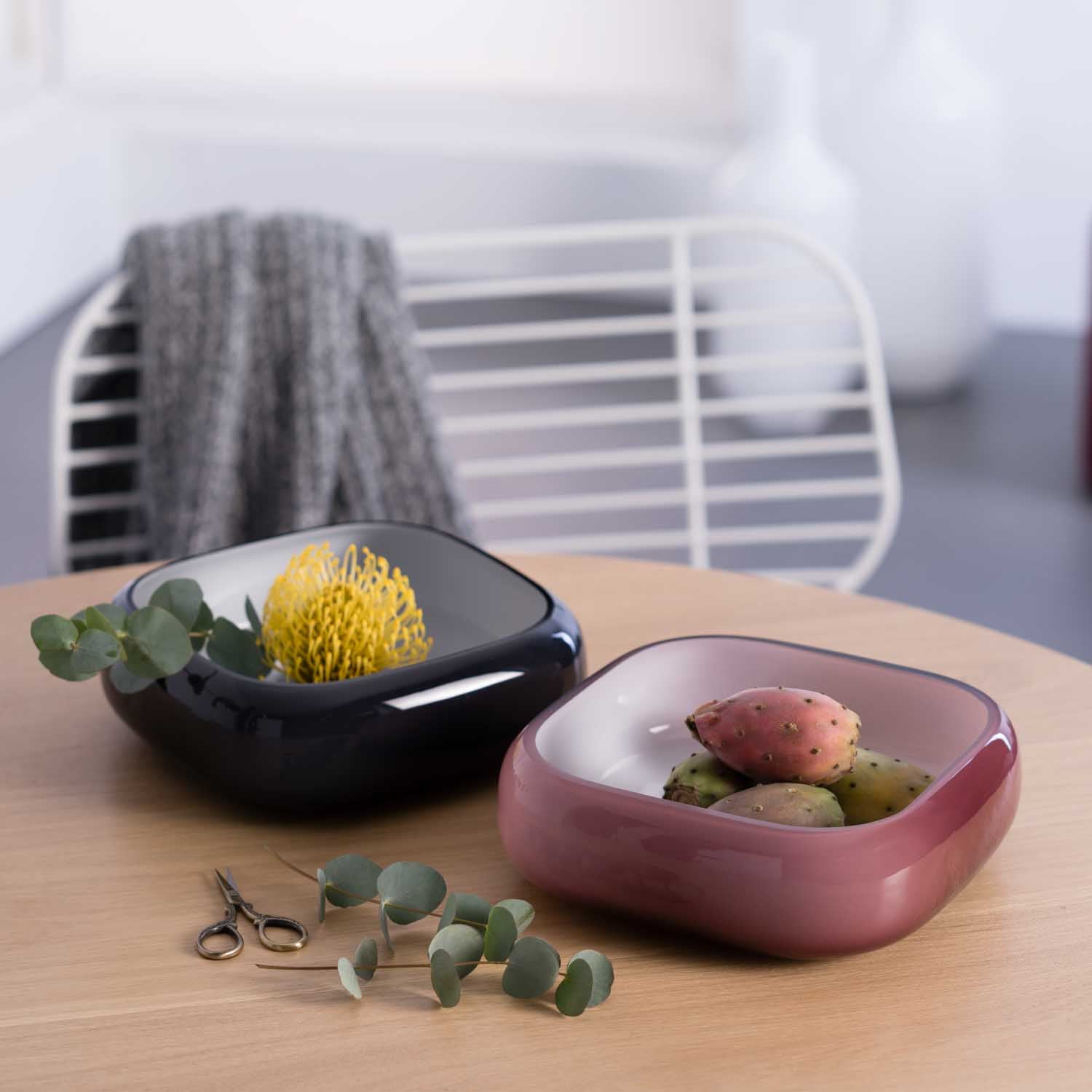 Schale MILANO mit Blüte und Gemüse auf Holztisch, Dekoration im Hintergrund