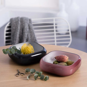 Schale MILANO mit Blüte und Gemüse auf Holztisch, Dekoration im Hintergrund