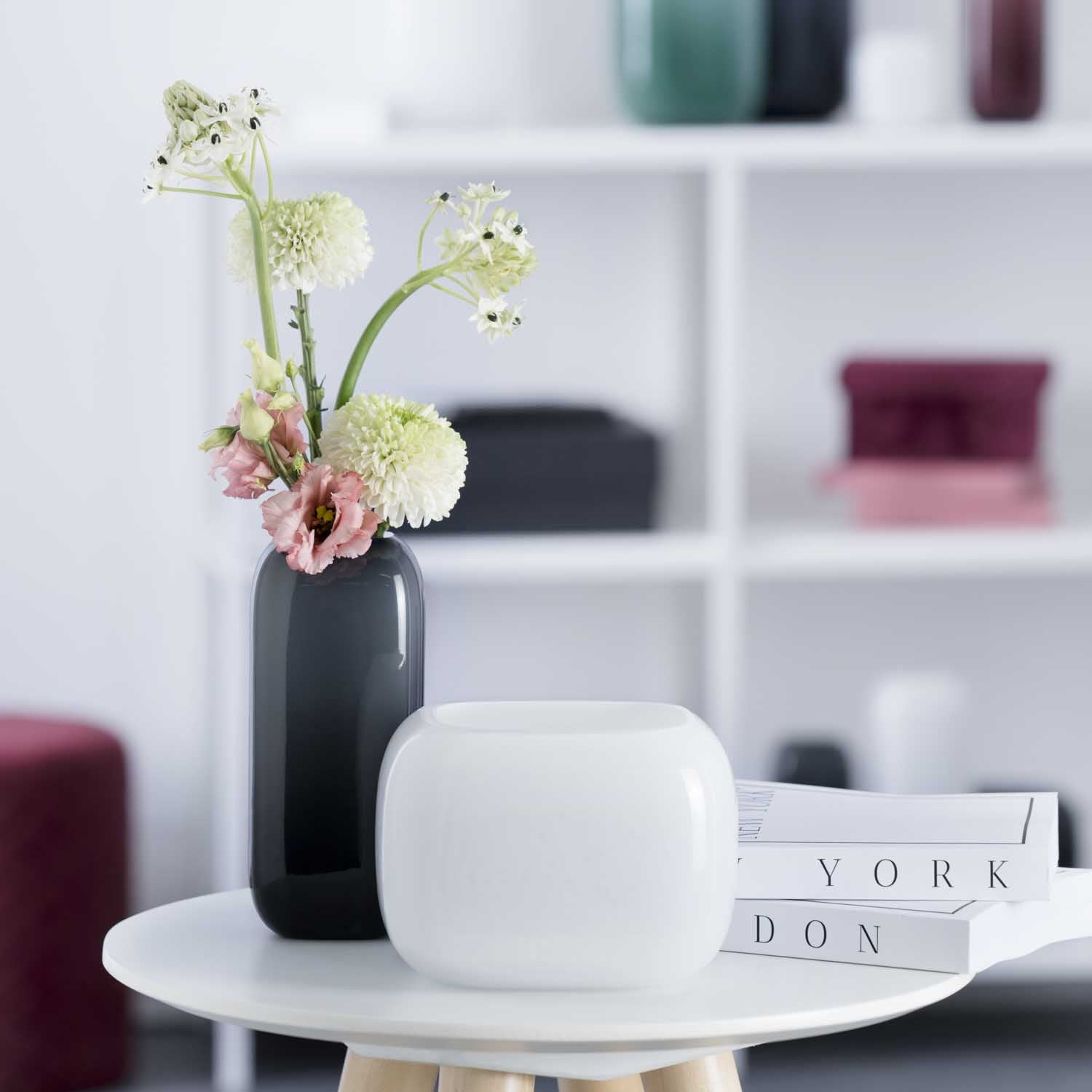 Vase MILANO weiß auf Tisch mit Blumen und Büchern