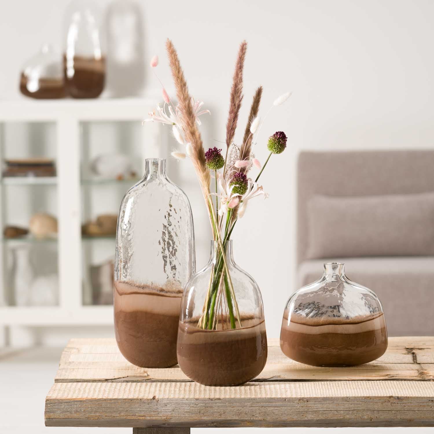 Vase CASOLARE mit Trockenblumen in Wohnzimmer-Stillleben