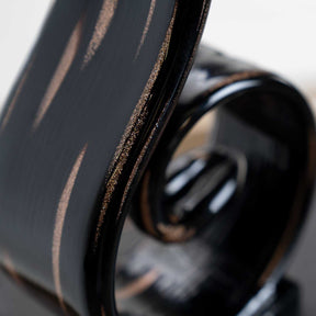 Detailaufnahme der rauen Glasoberfläche und Kante des CASOLARE 40 cm schwarz