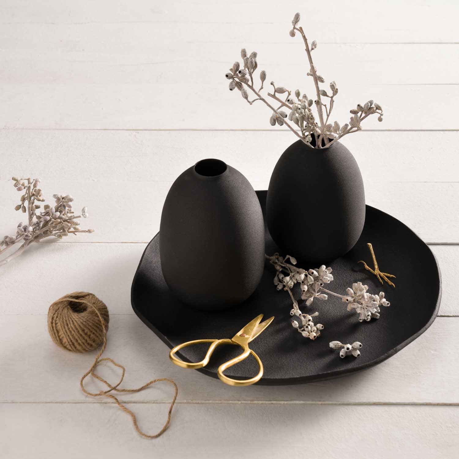 Vase CASOLARE auf schwarzem Tablett mit getrockneten Blüten und Dekoobjekten
