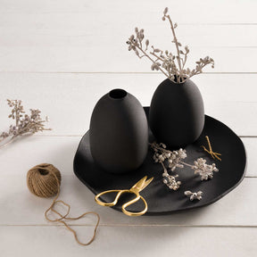 Vase CASOLARE auf schwarzem Tablett mit getrockneten Blüten und Dekoobjekten