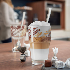 Cafe Latte Set SOLO mit Schichteneffekt auf Holztisch in Küchenumgebung