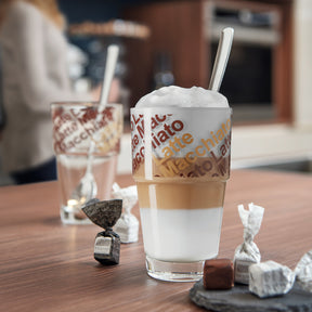 Cafe Latte Set SOLO mit Milchschaum auf Holztisch in Kueche
